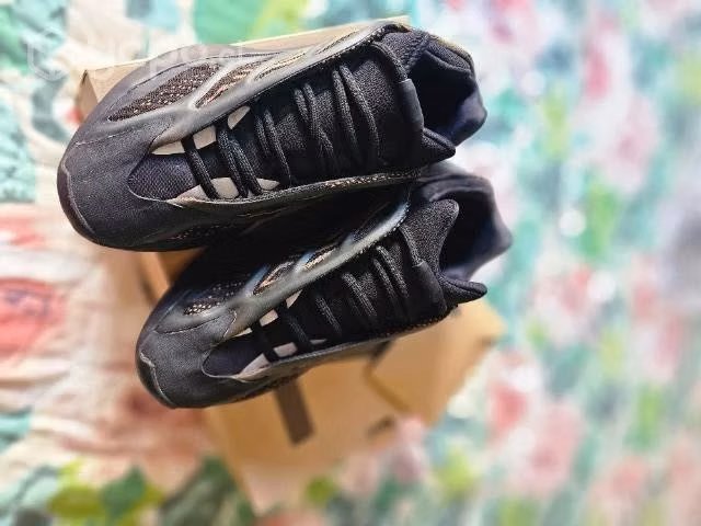 Yeezy 700 v3 - Imagen 3
