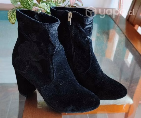 Botines negros gamuza con bordado 15.000