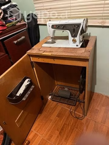 Máquina de coser modelo antiguo