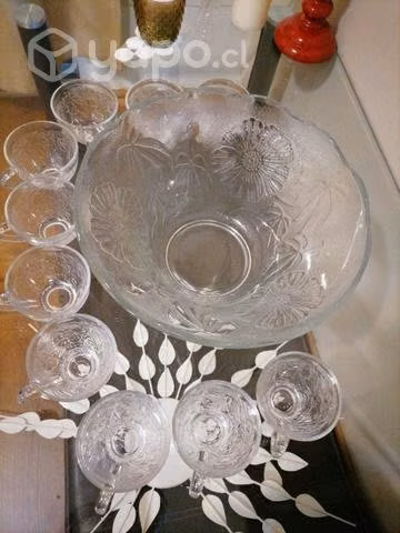 Ponchera, con díez tazas