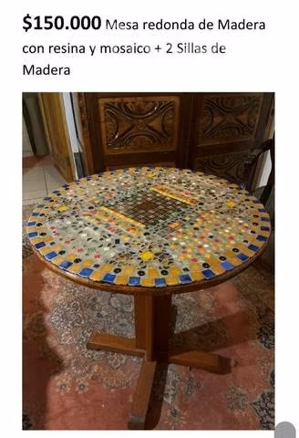 Mesa redonda con resina de madera más dos sillas