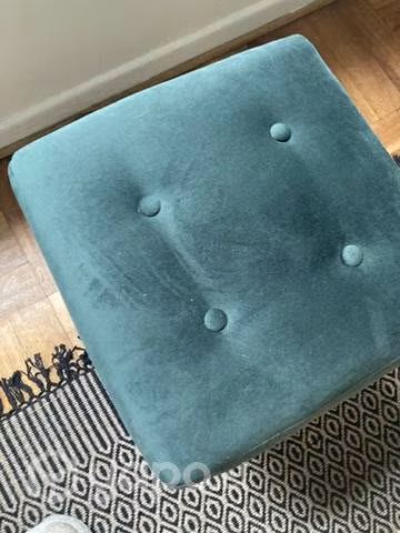 Piso verde tela de plush y patas de madera