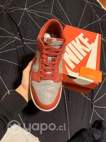 Dunks Retro Low Medium Grey Varsity Red - Imagen 6