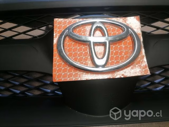 Mascara hilux + logo cromado toyota