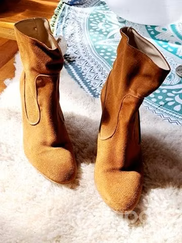 Botines Cuero Gamuza Marca Sara casi Nuevas,1 Post