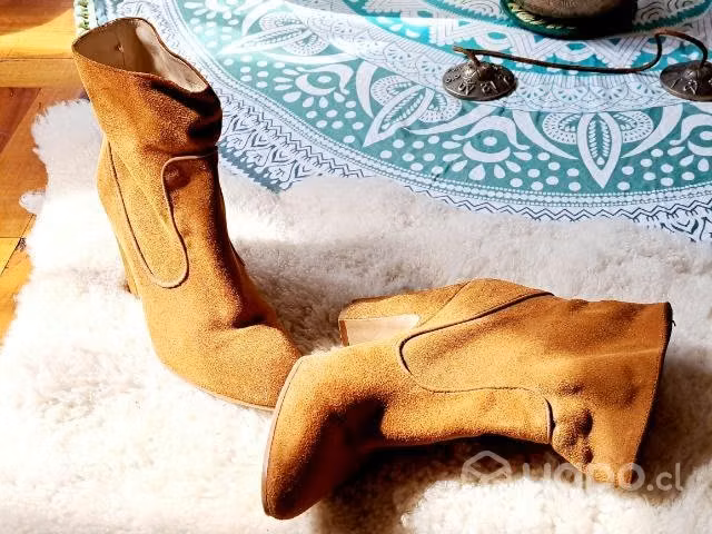 Botines Cuero Gamuza Marca Sara casi Nuevas,1 Post