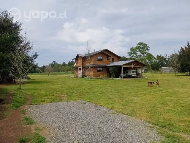 Se vende parcela de 5000m2 con casa de 200m2.