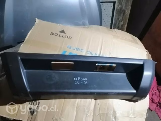 Moldura central parachoque trasero np300