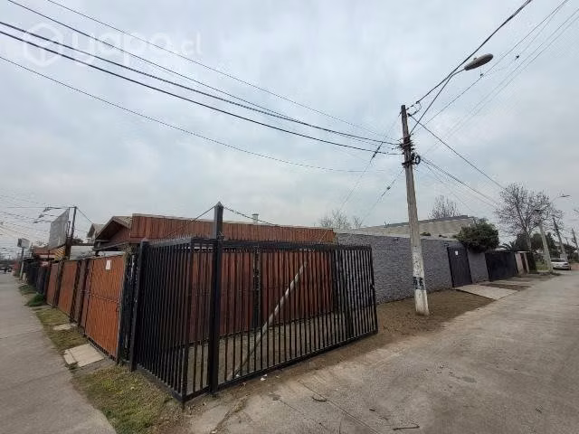 Casa esquina de 4 habitaciones y 1 baño