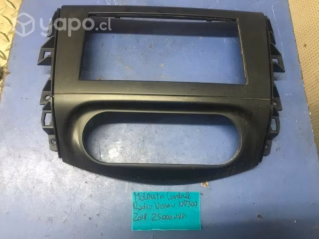 Moldura central radio tablero Nissan NP300