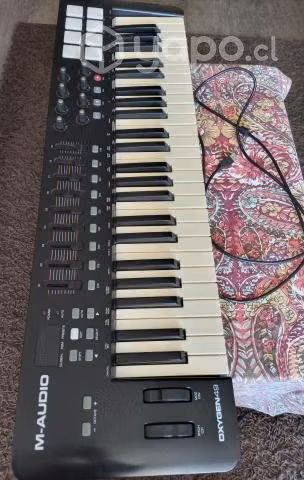 Controlador MIDI Oxygen 49