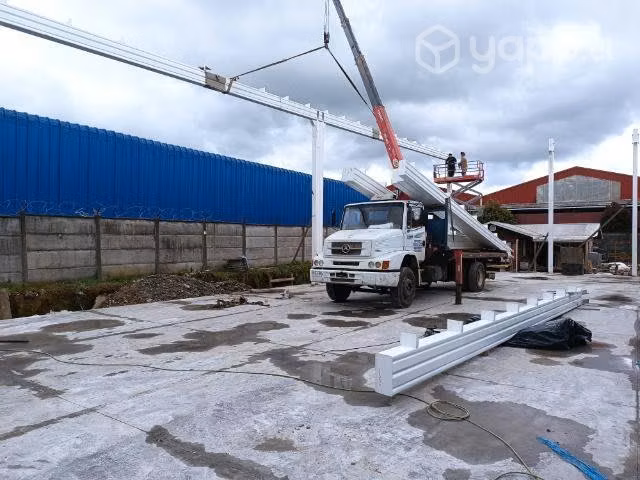 Camión grúa pluma disponible fletes