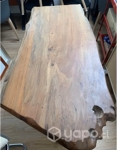 Mesa de madera nativa