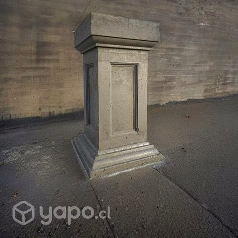 León, macetero y pilar de concreto