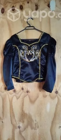 Vestido de huasa con el falso y caporal