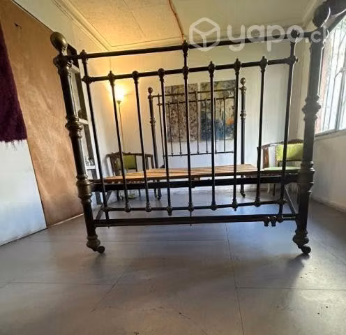 Cama de fierro fundido y bronce con ruedas de hues