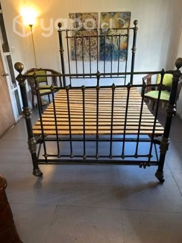 Cama de fierro fundido y bronce con ruedas de hues