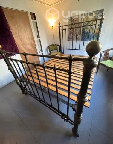 Cama de fierro fundido y bronce con ruedas de hues