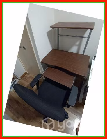 Escritorio compacto con 2 sillas