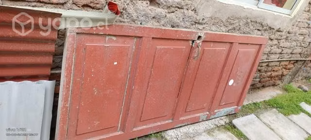 Puerta de roble antigua y equipo de música Sony