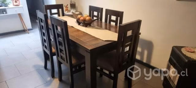 Comedor madera, detalles centrales de vidrio