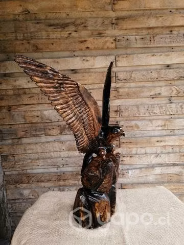 Escultura halcón peregrino