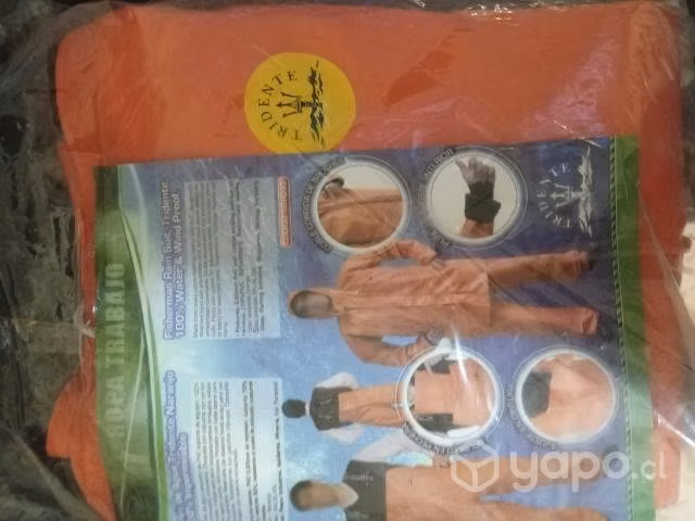 Ropa de agua y zapato nuevo