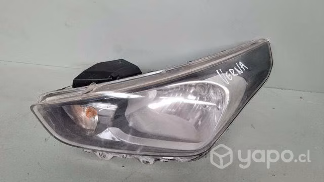 Optico Hyundai Verna dmg la cisterna 20.33