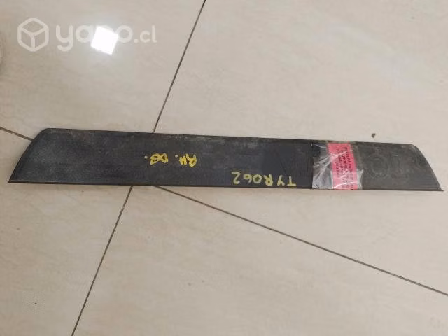 Tapiz cubre zocalo del der (TYR062) Toyota Hilux R