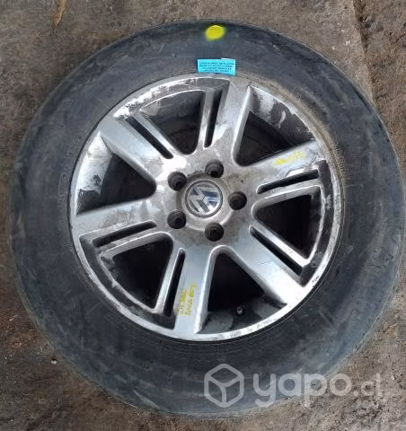 Llanta aluminio detalle con neumatico volkswagen