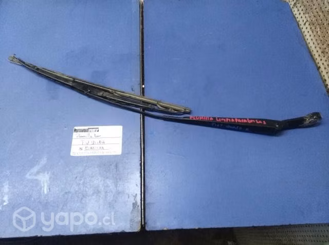 Plumilla limpia parabrisas derecha Fiat Strada
