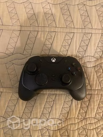 Xbox Series S con Razer Wolverine Chroma V2