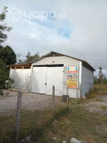 Bodega con luz eléctrica y agua