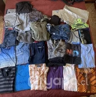 Lote de ropa, mochilas y otras cosas