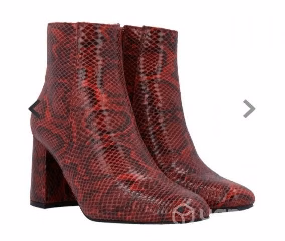 Botines seminuevos Snakeprint rojos Azaleia 37