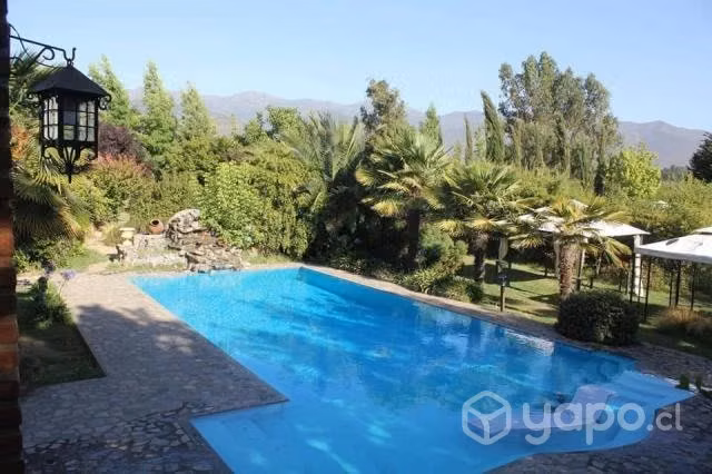 Centro de eventos con piscina y salón