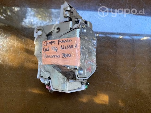Chapa puerta delantera izquier Nissan Terrano 2010