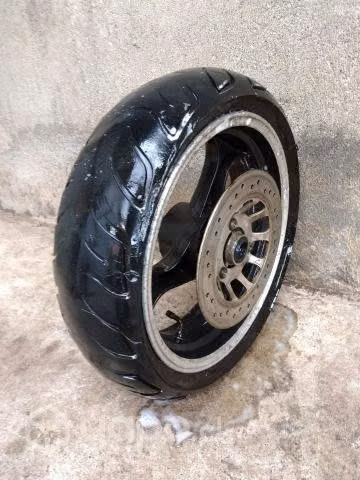 Rueda trasera de moto scooter - Imagen 2