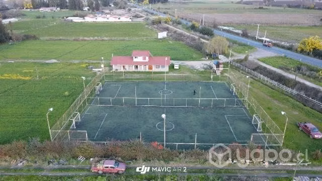 Terreno con canchas sintéticas
