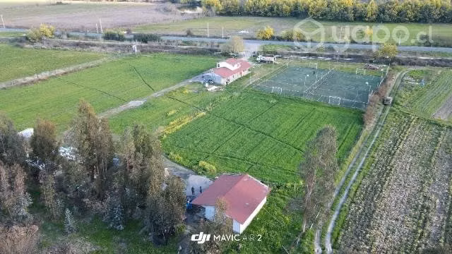 Terreno con canchas sintéticas