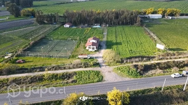 Terreno con canchas sintéticas
