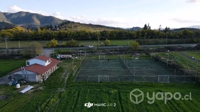 Terreno con canchas sintéticas