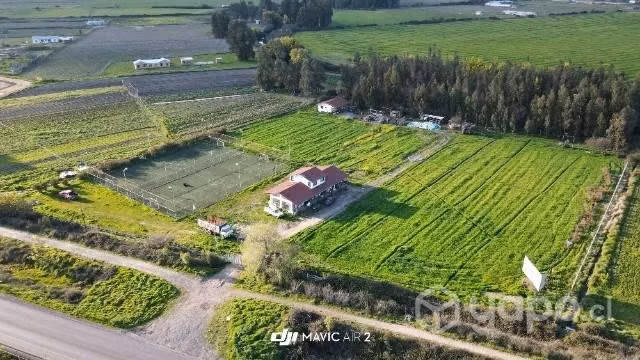 Terreno con canchas sintéticas