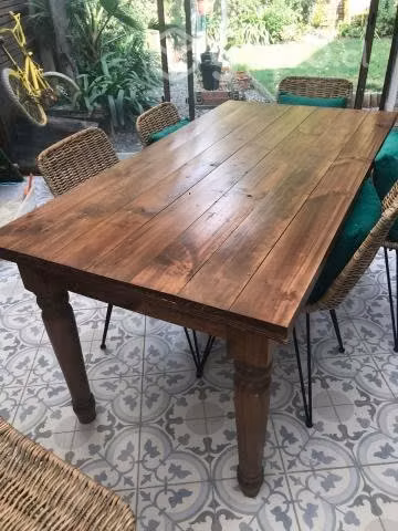 Mesa de madera de comedor
