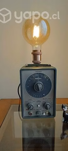 Hermosa lámpara hecha de tester antiguo
