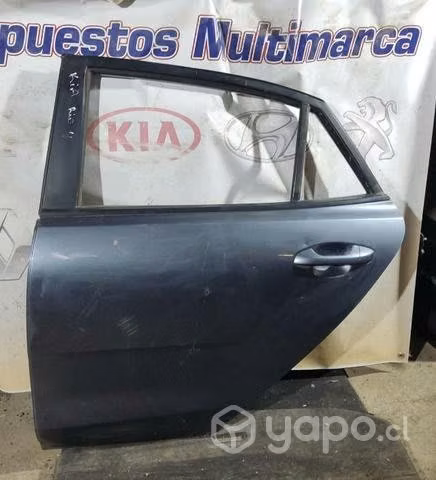Puerta trasera izquierda Kia Río 4 sin vidrio