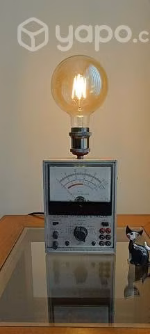 Hermosa lámpara hecha de tester antiguo