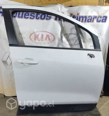 Puerta delantera derecha Chevrolet Tracker solo la