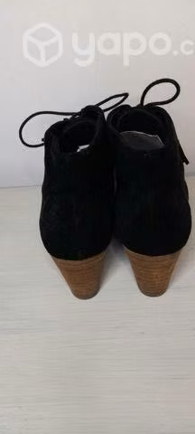 Zapato botin gamuza color negro,dama