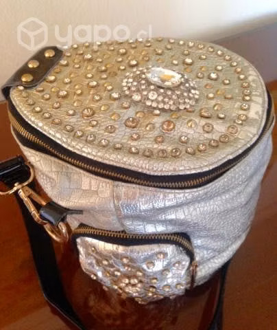 Cartera plateada y brillo unica